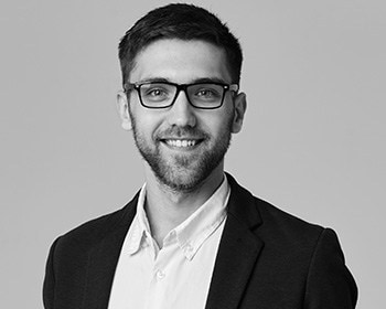 Retrato en blanco y negro de hombre con gafas y barba. Fotografía profesional corporativa.