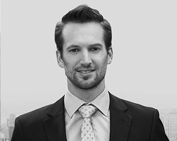 Retrato en blanco y negro de hombre con traje formal. Fotografía profesional.