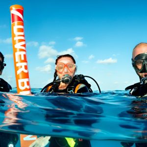 Grupo de buceadores disfrutando en superficie. Experiencia de submarinismo compartida.